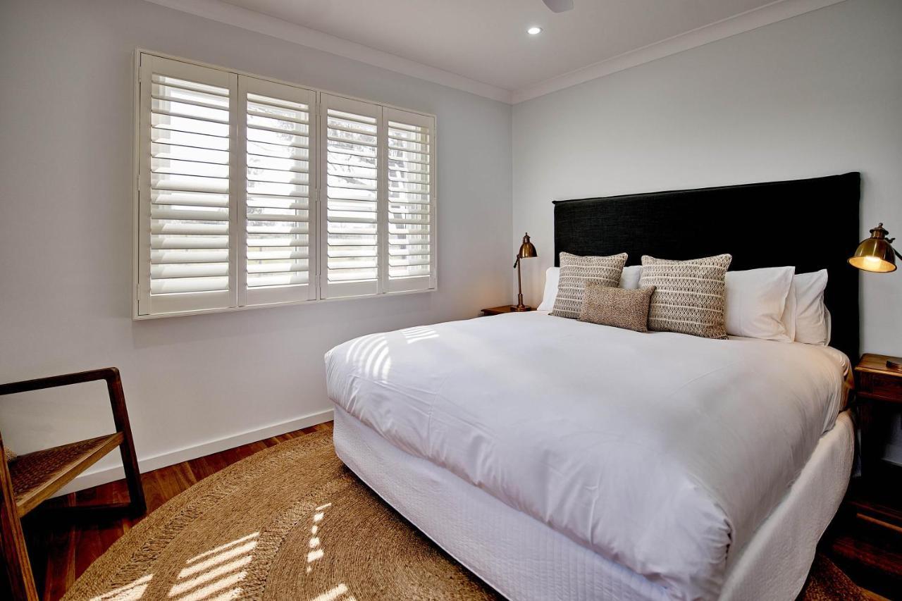 Goonoo Goonoo Station Hotel Tamworth Luaran gambar A bedroom with plantation shutters