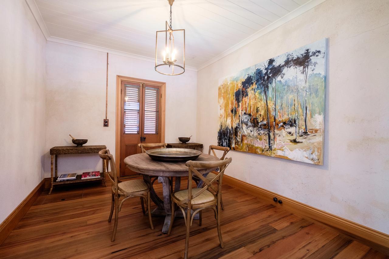 Goonoo Goonoo Station Hotel Tamworth Luaran gambar A dining room with a wooden floor