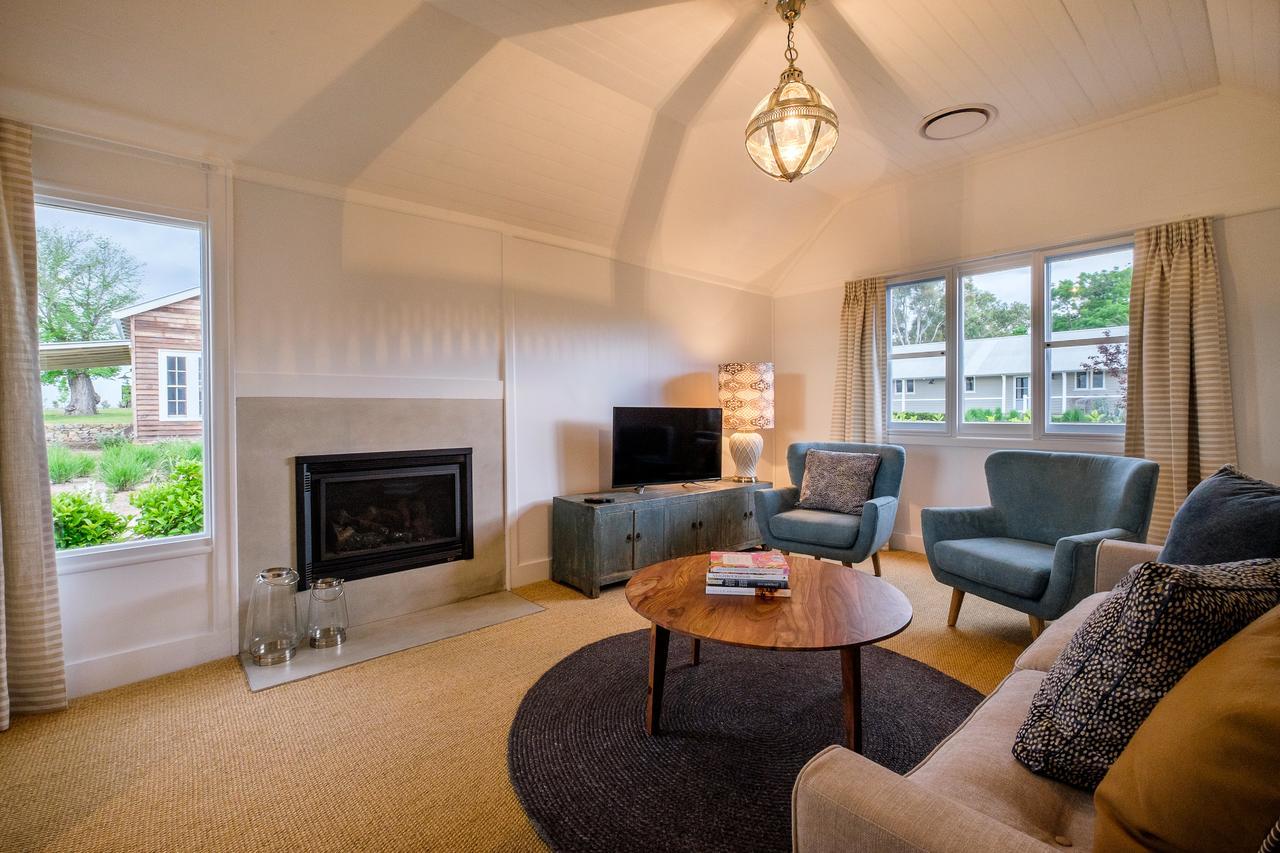 Goonoo Goonoo Station Hotel Tamworth Luaran gambar The interior of a suite at the hotel