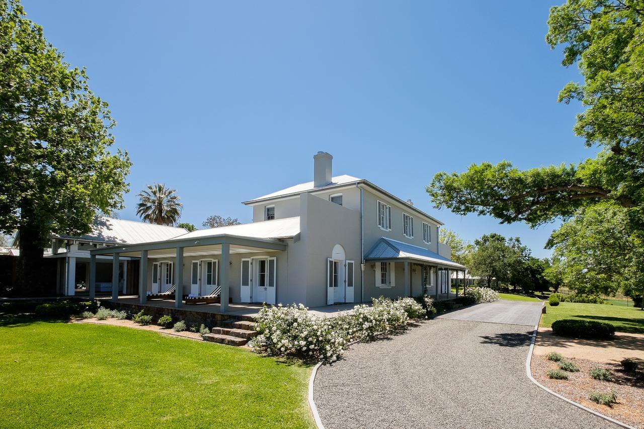 Goonoo Goonoo Station Hotel Tamworth Luaran gambar The former residence of the South African Minister of Finance, Trevor Manuel, in the suburb of Constantia, Cape Town.
