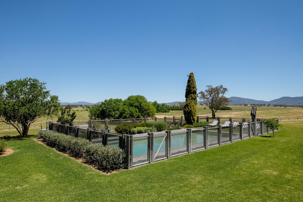 Goonoo Goonoo Station Hotel Tamworth Luaran gambar A pool in Australia